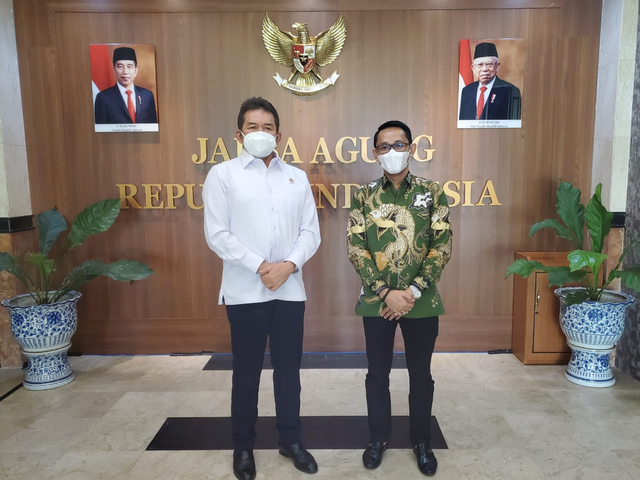 Anggota DPD RI dapil Sulawesi Tengah, Adul Rachman Thaha bersama Jaksa Agung RI, ST Burhanuddin. Foto: Dok Istimewa