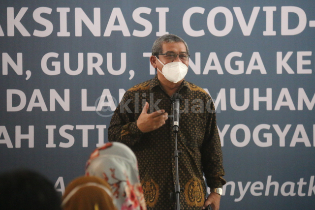 Rektor UAD Dr. Muchlas, M.T. saat memberi sambutan pada vaksinasi gelombang II di UAD (doc. Humas UAD)