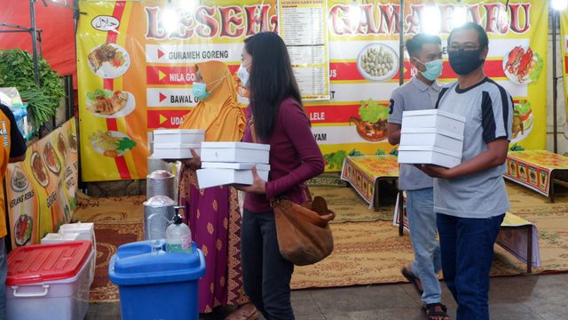 Warga Yogyakarta bagikan pecel lele gratis kepada wisatawan di Malioboro, Kamis (3/6).  Foto: Arfiansyah Panji Purnandaru/kumparan