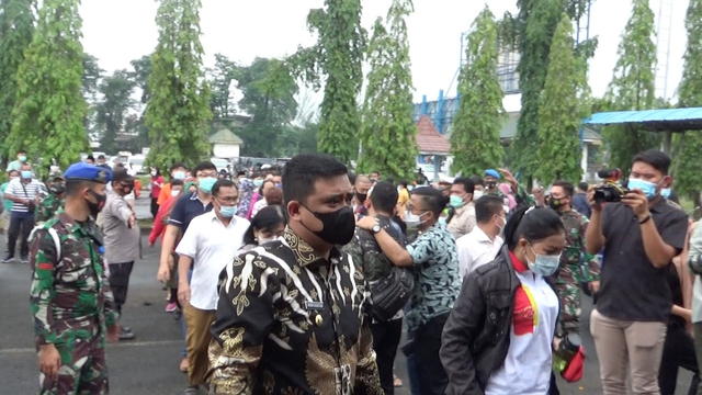 Masyarakat saat vaksinasi massal di Lanud Soewondo. Foto: Rahmat Utomo/kumparan
