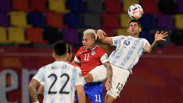 Pemain Argentina, Cristian Romero berebut bola dengan Eduardo Vargas  Kualifikasi Piala Dunia zona Amerika Selatan antara Argentina vs Cile di Estadio Unico. Foto: Juan Mabromata/Reuters