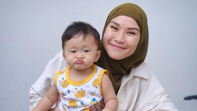 Zaskia Adya Mecca dan anaknya Bhaj Kama. Foto: Instagram/@zaskiadyamecca