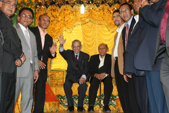 Tgk Hasan Tiro (duduk kiri) bersama Meuntro Amir Rasyid bin Mahmud saat pulang ke Aceh pada 11 Oktober 2008. Foto: Suparta