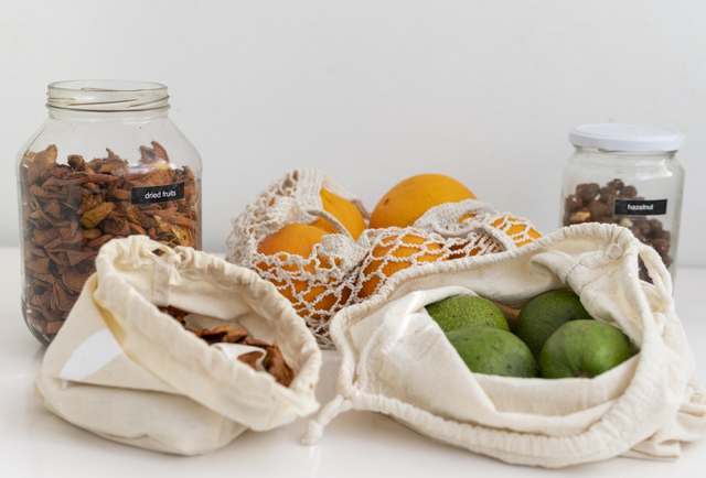 Belanja dengan tas ramah lingkungan. Foto: Dok. Freepik
