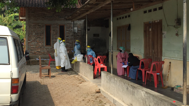 Suasana swab kepada masyarakat di Kampung Mayongan, Desa Trimurti Kecamatan Srandakan, Kabupaten Bantul. Foto: Arfiansyah Panji Purnandaru/kumparan