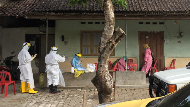 Ilustrasi warga jalani swab. Foto: Arfiansyah Panji Purnandaru/kumparan