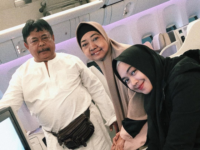 Ria Ricis bersama ayah dan ibunya. Foto: Instagram/riaricis1795
