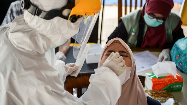 Petugas melakukan swab test antigen kepada pengunjung Rest Area 102 A Tol Cipali, Subang, Jawa Barat, Jumat (7/5/2021). Foto: Hafidz Mubarak A/ANTARA FOTO