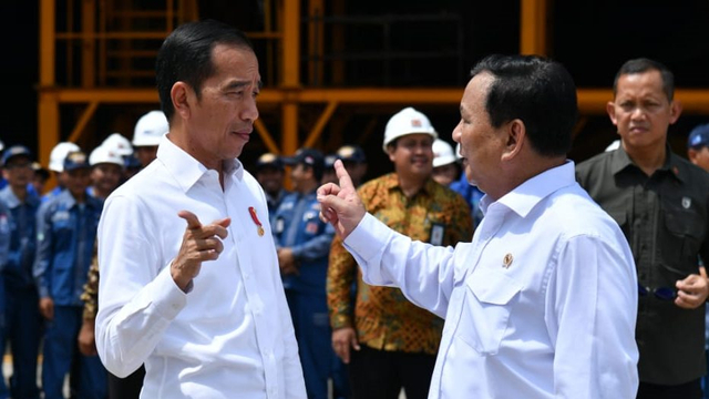 Presiden Joko Widodo (kiri) berbincang dengan Menhan Prabowo Subianto usai meninjau kapal selam di hanggar PT PAL Indonesia di Surabaya, Rabu (2/6/2021). Foto: Laily Rachev/Biro Pers Sekretariat Presiden
