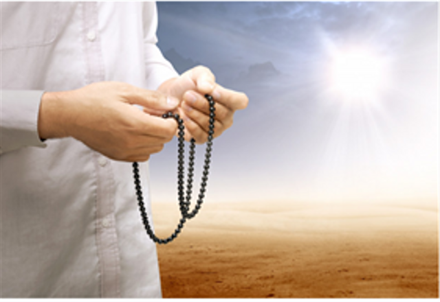 Muslimin yang baik adalah selalu mengingat Allah dan meminta apapun hanya kepada Allah semata. https://www.freepik.com/