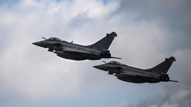 Dua jet tempur Rafale F3-R angkatan udara Prancis. Foto: ARIS MESSINIS/AFP