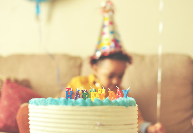 Memberi doa dan ucapan ulang tahun kepada anak laki-laki. Foto: dok. https://unsplash.com/