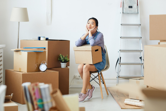 Ilustrasi mengangkat barang berat. Foto: Shutterstock