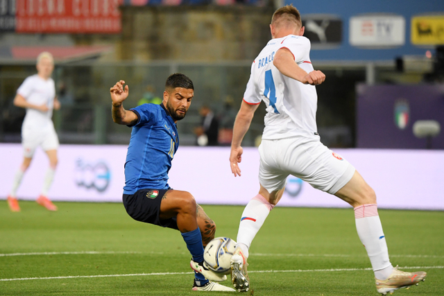 Pemain Timnas Italia Lorenzo Insigne berusaha melewati hadangan pemain Timnas Ceko pada pertandingan persahabatan di stadion Renato Dall'Ara, Bologna, Italia.  Foto: Alberto Lingria/REUTERS