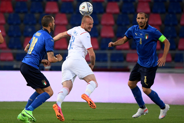 Pemain Timnas Ceko Michael Krmencik menyundul bola ke arah gawang Timnas Italia pada pertandingan persahabatan di stadion Renato Dall'Ara, Bologna, Italia.  Foto: Filippo MONTEFORTE / AFP