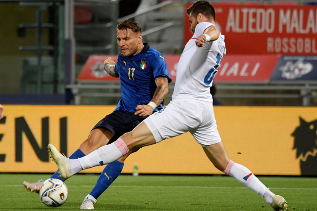 Pemain Timnas Italia Ciro Immobile berusaha melewati hadangan pemain Timnas Ceko pada pertandingan persahabatan di stadion Renato Dall'Ara, Bologna, Italia.  Foto: Alberto Lingria/REUTERS