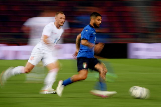 Pemain Timnas Italia  Lorenzo Insigne mendribel bola dan berusaha melewati hadangan pemain Timnas Ceko pada pertandingan persahabatan di stadion Renato Dall'Ara, Bologna, Italia. Foto: Alberto Lingria/REUTERS
