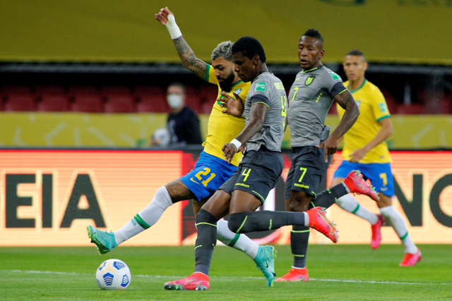 Pemain Timnas Brasil Gabriel Barbosa mencoba melewati hadangan pemain Timnas Ekuador Robert Arboleda pada pertandingan persahabatan di Estadio Beira-Rio, Porto Alegre, Brasil. Foto: SILVIO AVILA / AFP