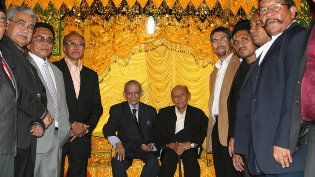 Meuntroe Amir Mahmud (duduk kanan) bersama Rgk Hasan Tiro saat pulang ke Aceh, 11 Oktober 2008. Foto: Suparta