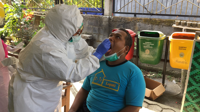 Pemkab Bantul jemput bola melakukan swab PCR di Dusun Lopati. Foto: Arfiansyah Panji Purnandaru/kumparan