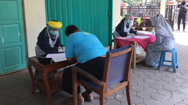 Pemkab Bantul jemput bola melakukan swab PCR di Dusun Lopati. Foto: Arfiansyah Panji Purnandaru/kumparan