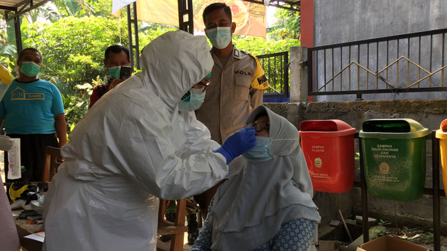 Pemkab Bantul jemput bola melakukan swab PCR di Dusun Lopati. Foto: Arfiansyah Panji Purnandaru/kumparan