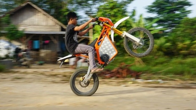 Motor trail listrik garapan Petrikbike (dilakukan oleh profesional, tidak untuk ditiru). Foto: dok. Ady Siswanto/Petrikbike