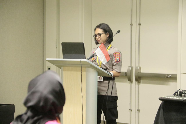 IPDA Masqun, salah satu perwakilan Polwan Polda Maluku Utara, saat menjadi pembicara kegiatan 57 tahun International Association of Women (IAWP). Foto: Istimewa