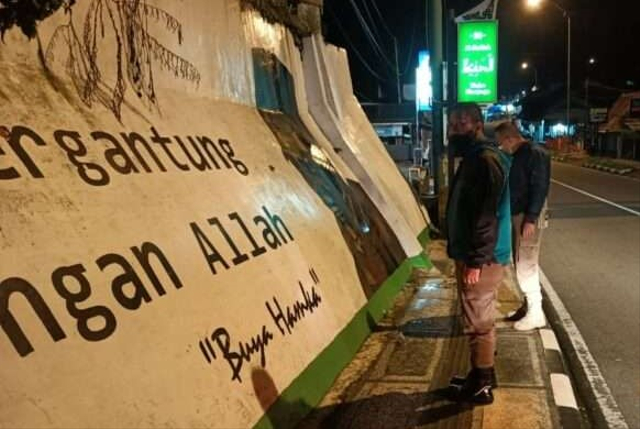 Warga melihat dinding yang mengeluarkan limbah usaha kuliner di jalan Kota Padang Panjang. Foto: dok Pemko Padang Panjang
