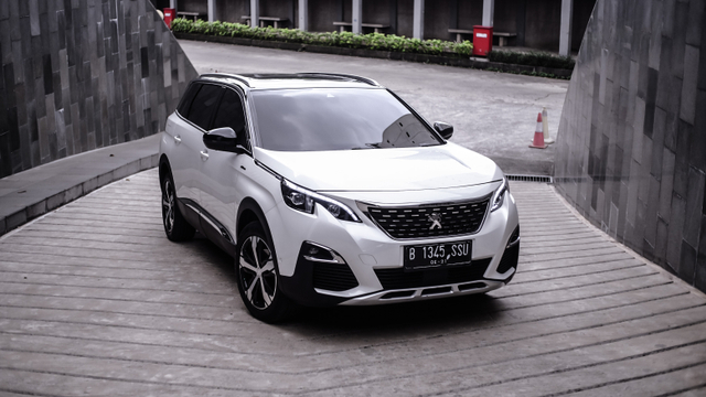 Tampilan depan Peugeot 5008 GT Line. Foto: Bangkit Jaya Putra/kumparan