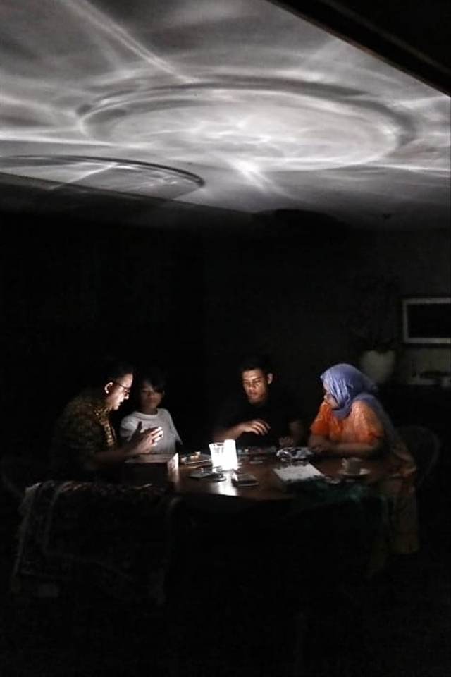 Gubernur DKI Jakarta Anies Baswedan turut mematikan lampu di rumah selama 60 menit pada peringatan Hari Lingkungan Hidup Sedunia, Sabtu (5/6). Foto: Instagram/@aniesbaswedan