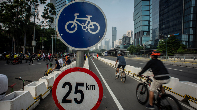 Pesepeda melintas di Jalan Jenderal Sudirman, Jakarta, Minggu (6/6/2021). Foto: Aprilio Akbar/ANTARA FOTO