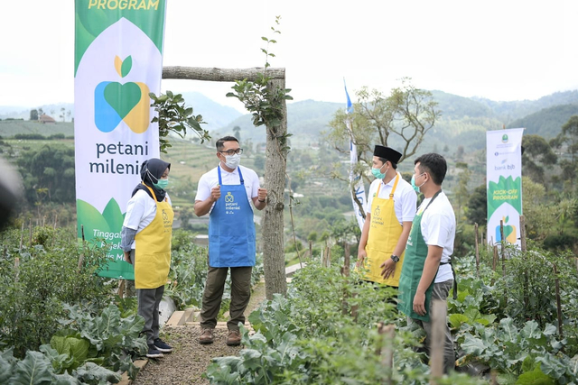 Gubernur Jabar Ridwan Kamil saat berbincang dengan peserta Petani Milenial Juara