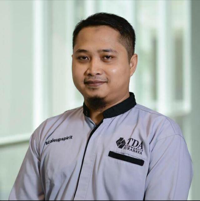 Ade Fyrman Dwi, owner souvenir dengan nama Azalia