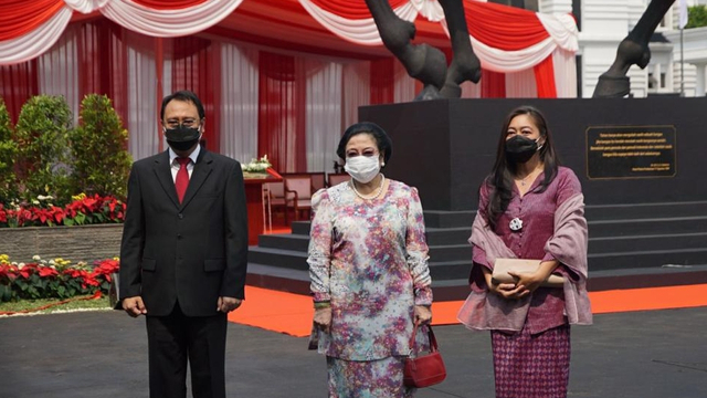 Presiden RI ke-5 Megawati Soekarnoputri saat hadiri peresmian patung Bung Karno di Kementerian Pertahanan, Jakarta, Minggu (6/6). Foto: PDIP