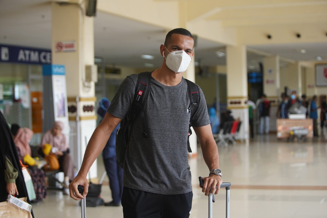 Leo Lelis, pemain asing asal Brasil saat tiba di Bandar Udara Sultan Iskandar Muda Aceh untuk bergabung dengan Persiraja setelah menjalani karantina di Jakarta. Foto: MO Persiraja