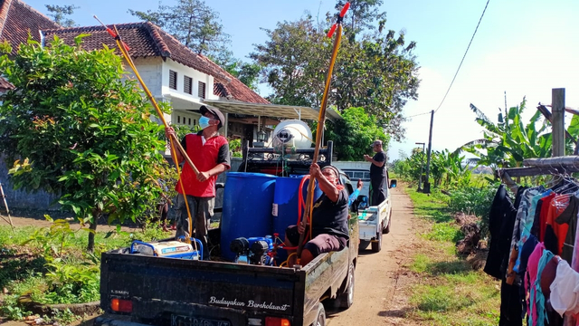 Pemerintah Desa Golantepos, Kecamatan Mejobo, Kabupaten Kudus, keliling menggunakan mobil untuk imbau prokes. Foto: Dok. Nur Taufik