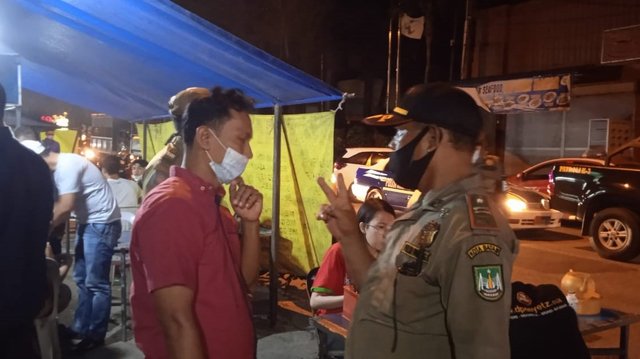 Kasat Satpol PP Batam, Salim, memberikan imbauan kepada pelaku usaha angkringan. Foto: Zalfirega/kepripedia.com