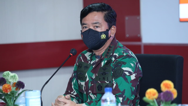Panglima TNI Marsekal TNI Hadi Tjahjanto saat memimpin rapat terkait penanganan COVID-19 di Kabupaten Kudus, Jawa Tengah, Minggu (6/6). Foto: Puspen TNI