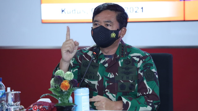 Panglima TNI Marsekal TNI Hadi Tjahjanto saat memimpin rapat terkait penanganan COVID-19 di Kabupaten Kudus, Jawa Tengah, Minggu (6/6). Foto: Puspen TNI