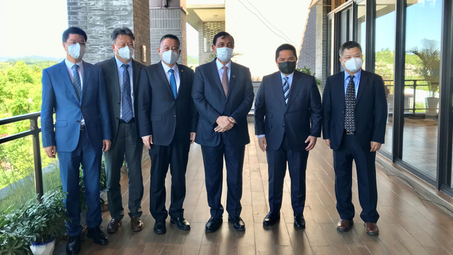 Menko Kemaritiman dan Investasi Luhut Binsar Pandjaitan dan Menteri BUMN Erick Thohir bersama Vice President CCCC Chen Zong dan pejabat lainnya di China, Minggu (6/6). Foto: Kementerian BUMN