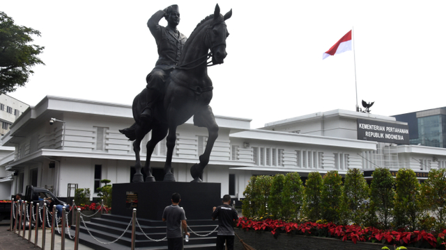 Patung Bung Karno menunggang kuda berdiri di depan area kompleks kantor Kementerian Pertahanan, Medan Merdeka Barat, Jakarta, Minggu (6/6/2021). Foto: Indrianto Eko Suwarso/ANTARA FOTO