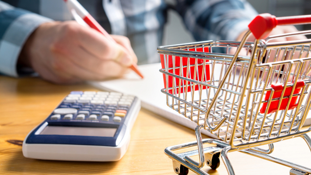 Ilustrasi mengatur uang belanja. Foto: Shutter Stock