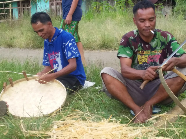 Masyarakat Kampung Golo Ara, Manggarai Timur Sedang Anyam Nyiru. Foto : Engkos Pahing