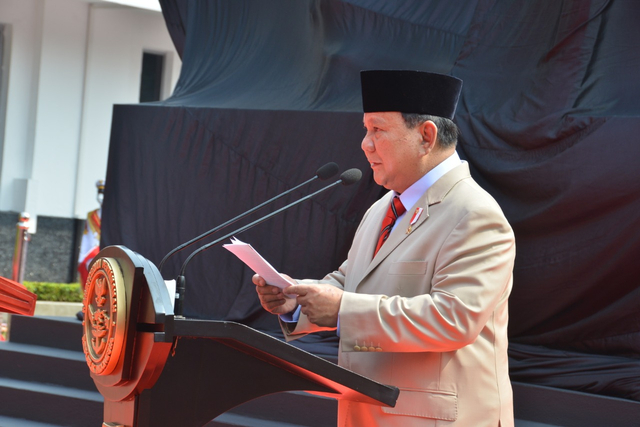 Menteri Pertahanan RI Prabowo Subianto meresmikan patung Soekarno di Kantor Kementerian Pertahanan. Foto: Kemhan RI