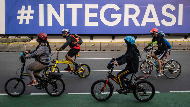 Pesepeda melintas di Jalan Jenderal Sudirman, Jakarta, Minggu (6/6/2021). Foto: Aprillio Akbar/ANTARA FOTO