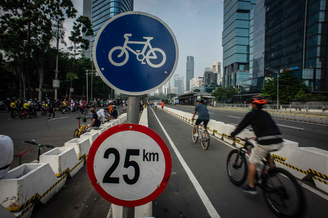 Pesepeda melintas di Jalan Jenderal Sudirman, Jakarta, Minggu (6/6/2021). Foto: Aprillio Akbar/ANTARA FOTO