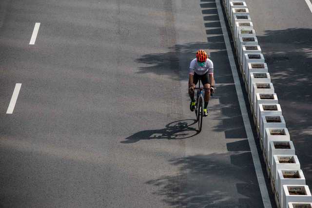 Pesepeda memacu kecepatan saat melintas di Jalan Jenderal Sudirman, Jakarta, Minggu (30/5/2021). Foto: Dhemas Reviyanto/ANTARA FOTO