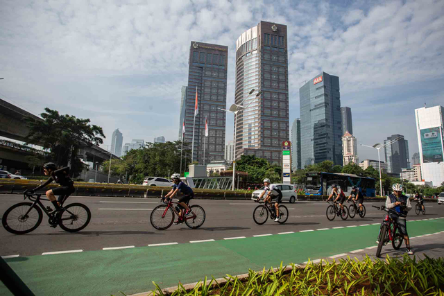 Pesepeda memacu kecepatan saat melintas di Jalan Jenderal Sudirman, Jakarta, Minggu (30/5/2021). Foto: Dhemas Reviyanto/ANTARA FOTO