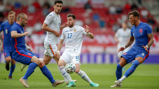 Konstantin Paun-Alexandru dari Rumania beraksi dengan Luke Shaw dan Ben White dari Inggris pada Pertandingan Persahabatan di Stadion Riverside, Middlesbrough, Inggris - 6 Juni 2021. Foto: Pool via REUTERS
